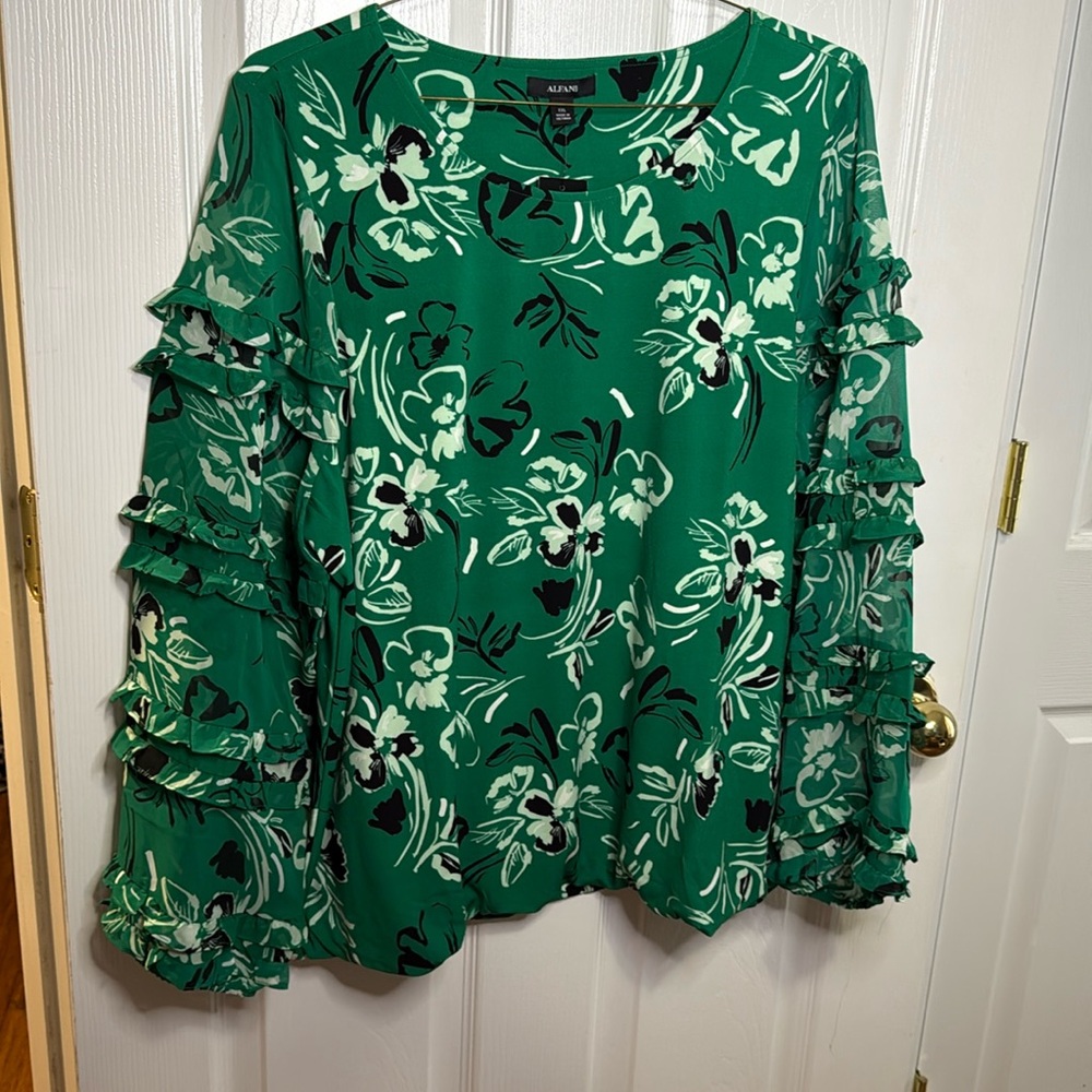 *NWT* Green floral top